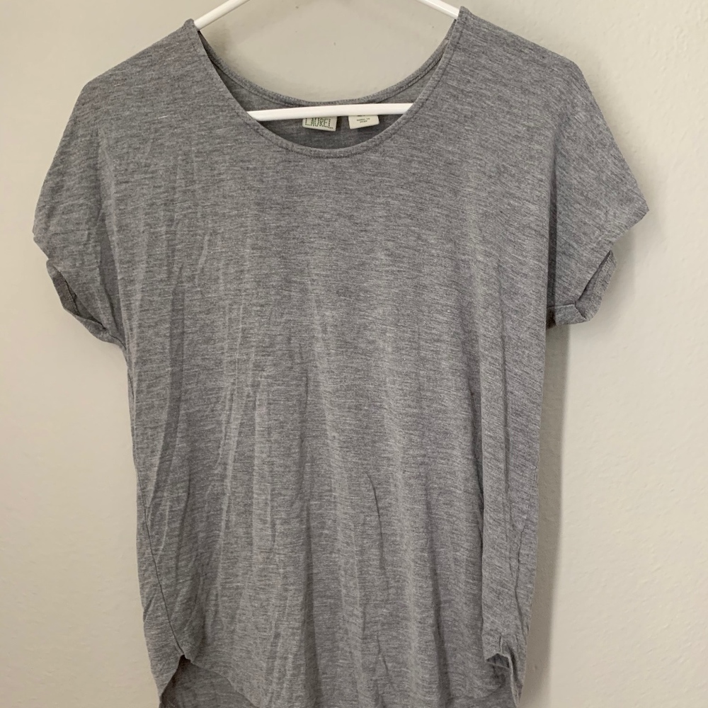 gray tee